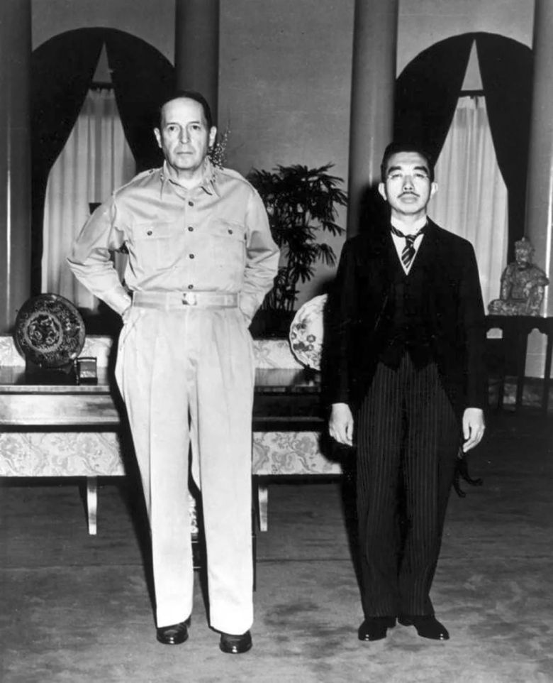 1945년 9월 27일, GHQ를 방문한 히로히토 일왕과 맥아더 사령관이 함께 찍은 사진. 최고급 양복에 정자세로 긴장한 표정의 일왕과 시큰둥한 표정으로 주머니에 손 넣고 비스듬하게 서 있는 맥아더가 대비되는 이 사진은 일본인들에게 전후 일본의 실질적 지배자가 누구인지 일깨워주었다. /위키피디아
