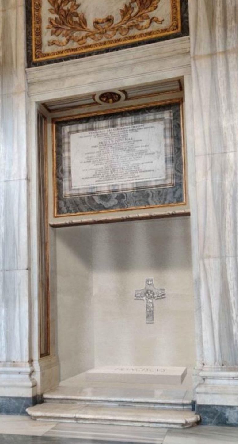 로마 시내 산타 마리아 마조레 대성전(성모 대성전)에 마련된 프란치스코 교황의 묘. 바닥에는 '프란체스쿠스'라는 라틴어 이름이, 벽에는 그가 평생 목에 걸고 다녔던 십자가 모양이 새겨졌다. /소셜미디어 캡춰