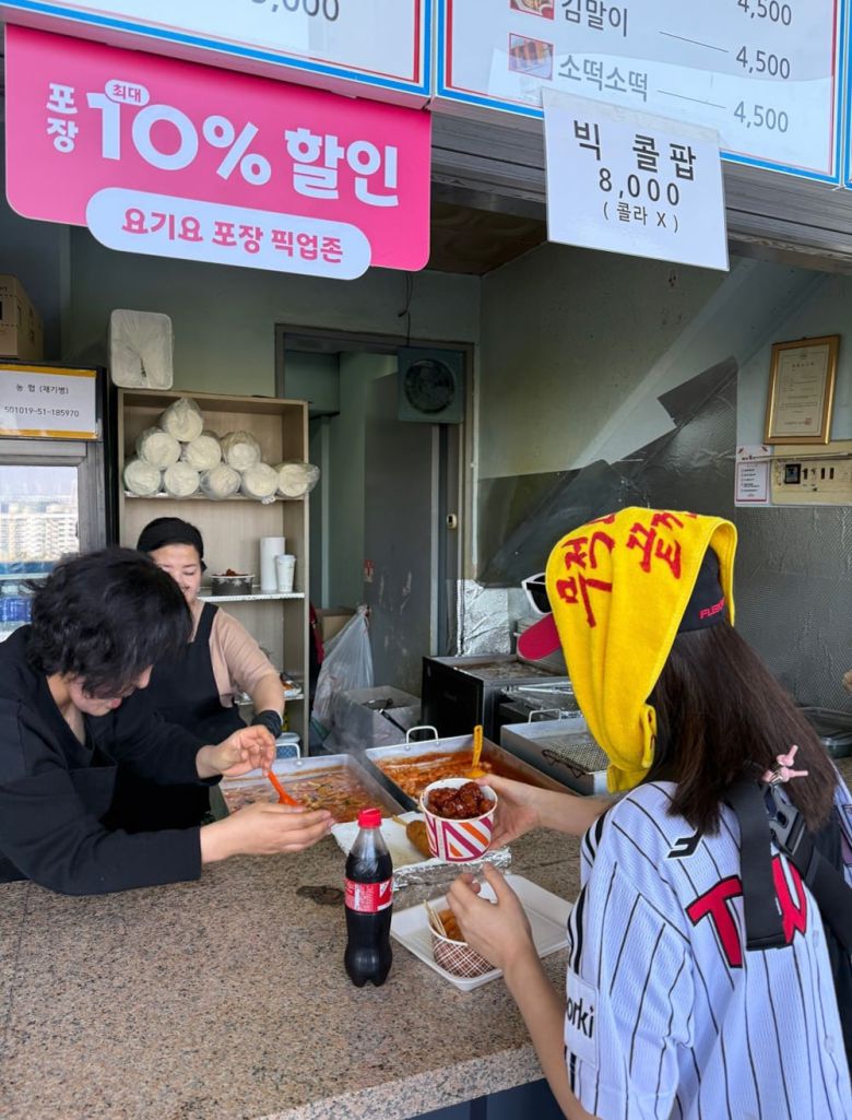 요기요가 인천 SSG랜더스필드에서 지난달 22일 시작한 픽업 서비스. 줄 서서 주문하고 음식 나올 때까지 기다릴 필요 없이 포장된 음식을 받을 수 있다./요기요