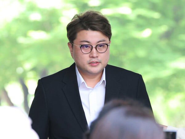 지난해 5월 24일 음주운전 혐의를 받는 가수 김호중씨가 서울 서초구 중앙지방법원에 출석하고 있다. photo 박상훈 조선일보 기자