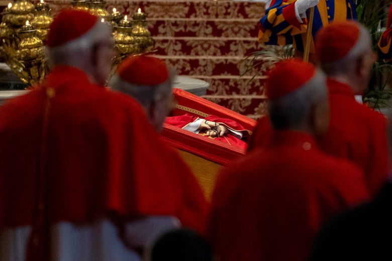 성 베드로 대성전에 놓인 프란치스코 교황의 관. 장례식 전까지 이곳에서 조문이 이뤄졌다. /EPA 연합뉴스