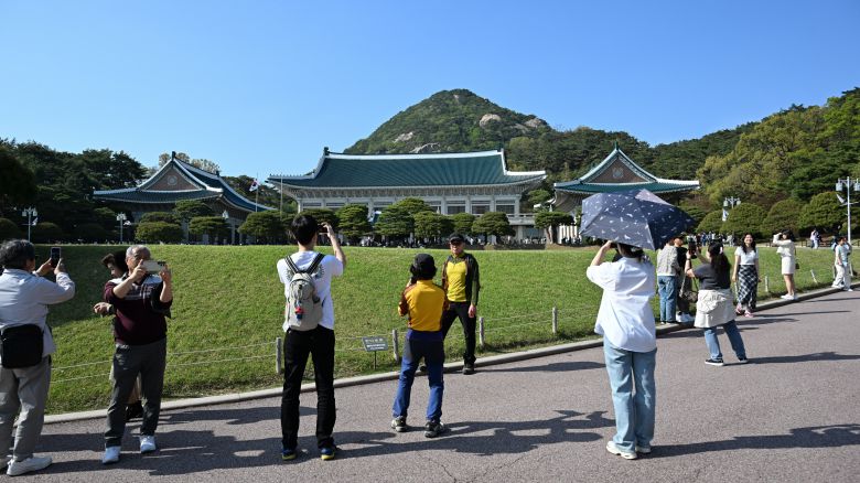 지난 20일 서울 청와대를 찾은 관람객들. 6월 대선을 앞두고 청와대 개방이 중단될지도 모른다는 생각에 최근 방문객이 늘어났다. /고운호 기자