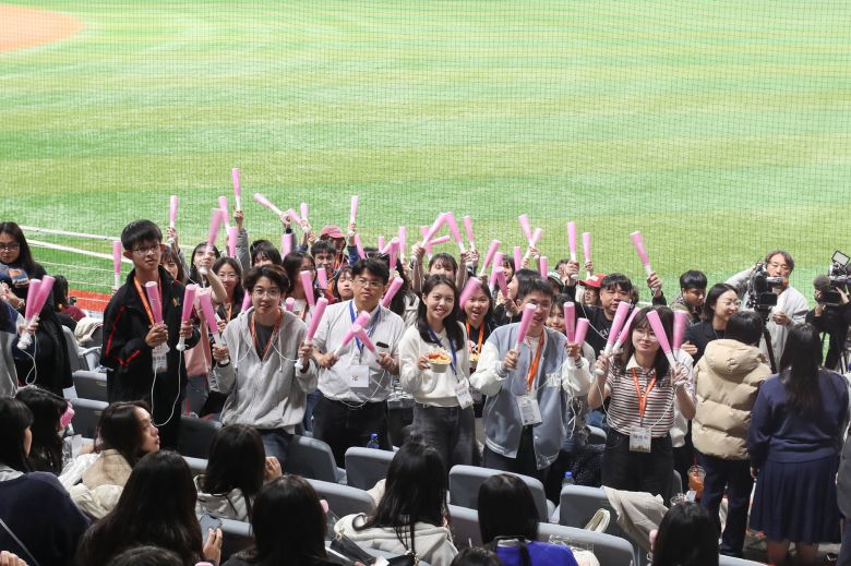한국 야구장 관광 상품을 구매해 입국한 대만 학생들이 응원봉을 흔들고 있다./한국관광공사
