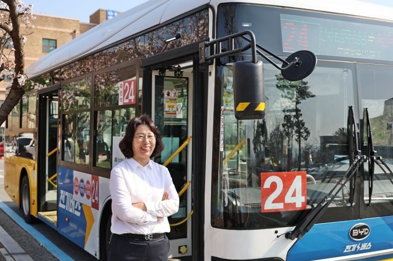 이시영씨가 용인 24번 마을버스 앞에서 촬영을 한 모습.(단국대 제공)