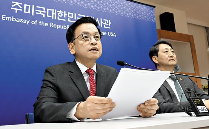 최상목(왼쪽) 경제부총리와 안덕근 산업통상자원부 장관이 24일 미 워싱턴 DC 주미 대사관에서 ‘한미 2+2 통상 협의’ 결과를 설명하고 있다. 최 부총리는 “상호 관세 유예 종료일인 7월 8일 전까지 관세 폐지 목적으로 한 ‘7월 패키지’를 마련하기로 했다”고 말했다. /기획재정부