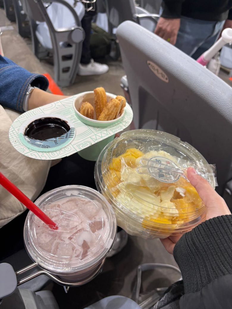 대만에서 온 학생들은 크림새우와 추로스, 망고 아이스크림 등을 사 먹으며 응원했다. /한국관광공사