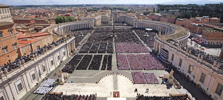 교황 마지막 길, 바티칸 성 베드로 광장 메운 25만명 - 지난 21일 선종한 프란치스코 교황의 장례 미사가 26일 바티칸 성 베드로 광장에서 진행되는 모습. 예수 그리스도가 제자인 베드로에게 주겠다고 한 '천국의 열쇠'를 형상화해 설계된 성 베드로 광장에 조문객 25만명이 가득 찼다. 사진 기준 맨 아래 가운데 보이는 교황의 관을 기준으로 오른쪽 붉게 보이는 이들은 성직자들, 나머지 검은 옷을 입은 이들은 대부분 일반 조문객들이다. 왼쪽 아래엔 영성체 등 미사 절차를 돕는 사제들이 흰옷을 입고 모여 있다. 교황은 유언에 따라 로마에 있는 산타 마리아 마조레 대성당에 안장됐다. /AP 연합뉴스