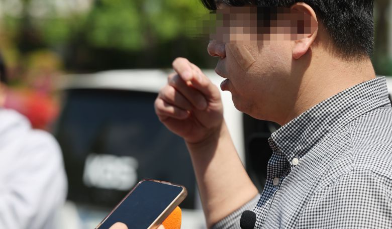 28일 청주 모 고교에서 특수교육대상 학생이 흉기 난동을 부려 교장 등이 다친 가운데 학교 밖에서 학생의 공격을 받은 시민이 인터뷰하고 있다. /연합뉴스