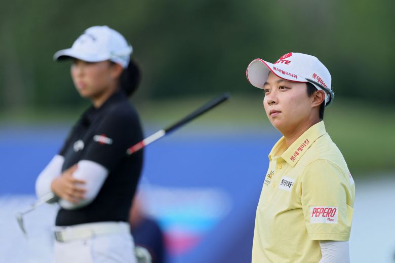 김효주(오른쪽)가 28일 미국 텍사스주 더 클럽 앳 칼턴 우즈 18번홀에서 LPGA 투어 셰브론 챔피언십 연장전을 치르고 있다. 왼쪽은 연장전에 합류한 선수 5명 중 한 명인 인뤄닝./AFP 연합뉴스