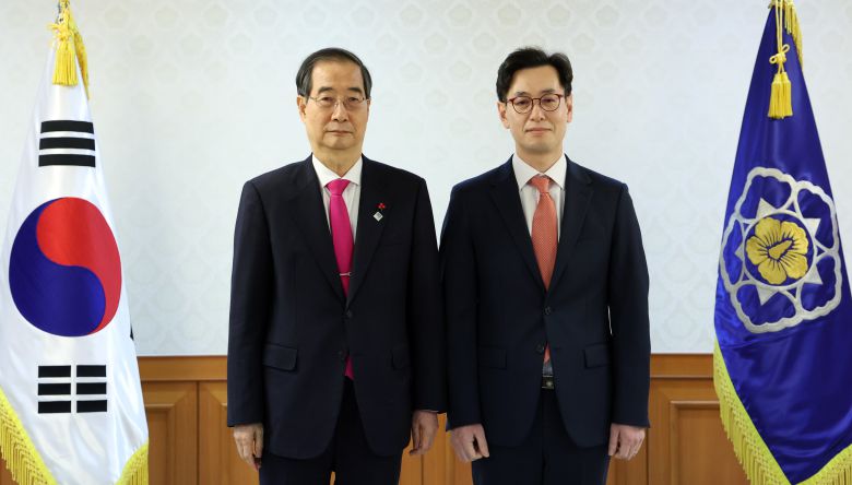 한덕수 국무총리가 지난 2023년 12월 정부서울청사에서 열린 차관급 임명장 수여식에서 손영택 국무총리실 비서실장과 기념촬영을 하고 있다. /뉴스1