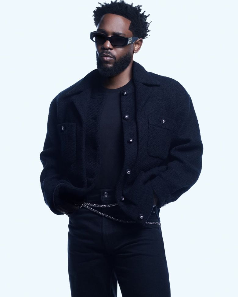 샤넬의 시그니처 트위드 재킷과 체인 벨트를 그만의 방식으로 스타일링했다. 샤넬.