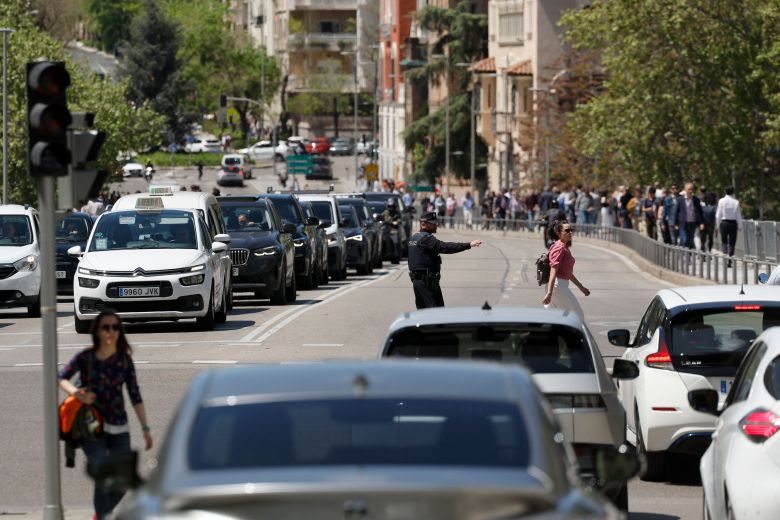 28일 대규모 정전이 발생한 스페인 마드리드에서 신호등이 작동하지 않아 경찰이 수신호로 교통을 정리하고 있다./AFP 연합뉴스