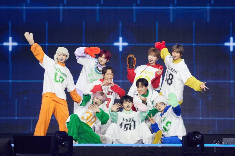 SM 30주년 기념 콘서트에서 1세대 아이돌 H.O.T가 NCT 드림과 무대 위에 올랐다. /SM