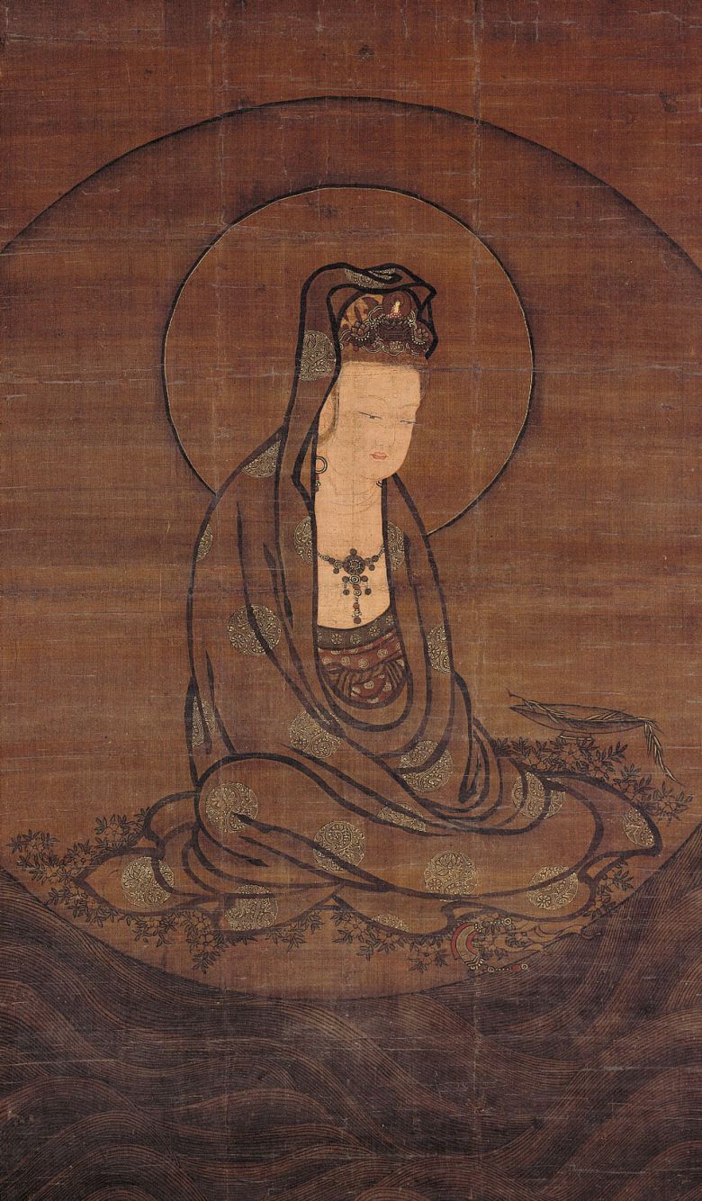 고려 14세기 전반 '수월관음도'. 먹으로 윤곽선을 그리고 내부도 먹으로 채운 유일한 고려불화다. 일반적인 수월관음도 도상과 달리, 물 위에 뜬 둥근 원 안에서 명상에 잠긴 듯한 관음보살을 묘사했다. 비단에 수묵, 금니. 99×55cm. /가나아트