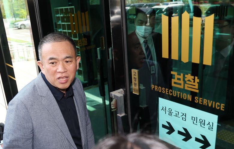 '정치 브로커' 명태균씨가 30일 공천 개입·여론조사 의혹 관련 조사를 받기 위해 서초구 서울고등검찰청으로 향하며 취재진의 질문에 답변하고 있다. /연합뉴스