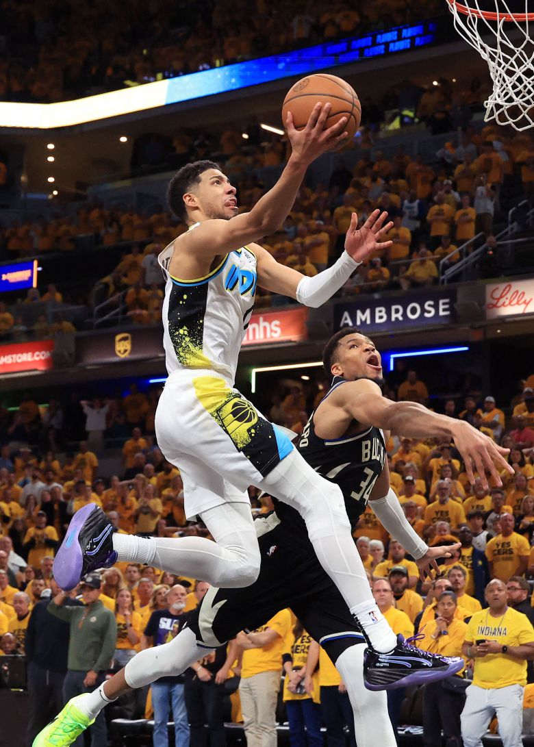 인디애나 페이서스의 타이리스 할리버튼이 30일 열린 플레이오프 1라운드 홈 5차전에서 연장 막판 밀워키의 야니스 아데토쿤보를 제치고 레이업슛을 하고 있다. /AFP 연합뉴스