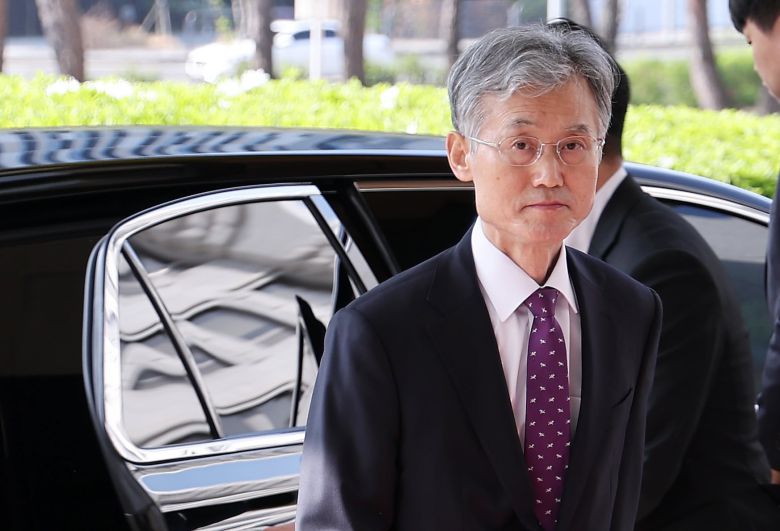 조희대 대법원장이 24일 오전 서울 서초구 대법원으로 출근하고 있다./뉴스1