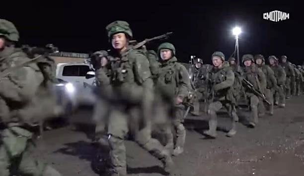 러시아를 도와 우크라이나 전쟁에 파견된 북한군이 군가를 부르며 이동하고 있는 모습. /X(옛 트위터)