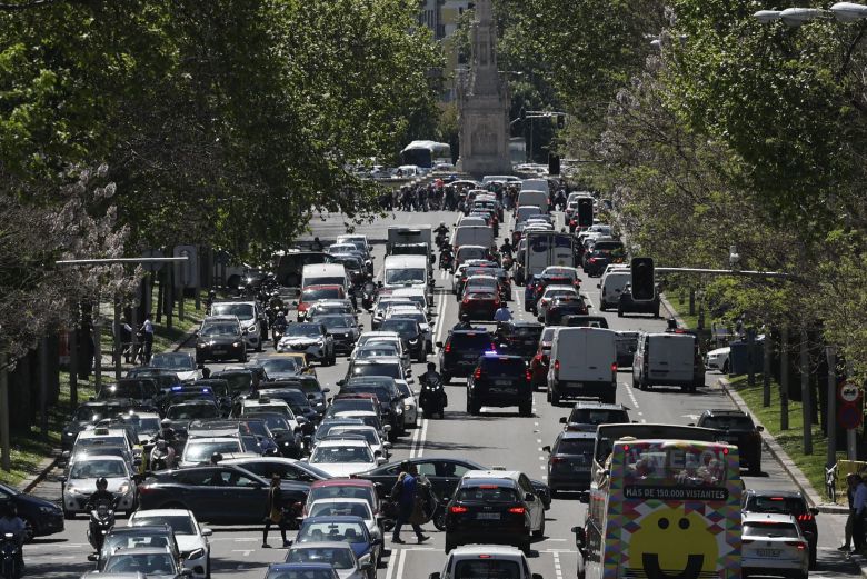 28일 대규모 정전이 발생한 스페인 마드리드. 신호등 작동이 멈춰 교통 혼잡이 빚어진 모습. /AFP연합뉴스