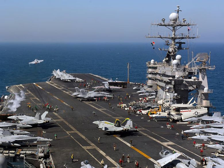 해리 트루먼 갑판에서 F/A-18 수퍼호넷이 이륙하는 모습./미 해군