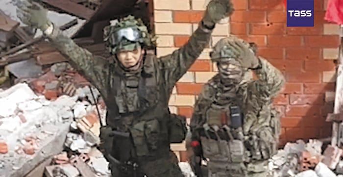 작전 성공 후 손 흔드는 북한군과 러시아군 - 우크라이나군을 상대로 합동 군사 작전을 하는 북한군과 러시아군의 모습을 러시아 타스 통신이 29일 공개했다. 북한군(왼쪽)이 러시아군과 함께 주요 지점 점령 후 손을 흔들고 있다. /타스