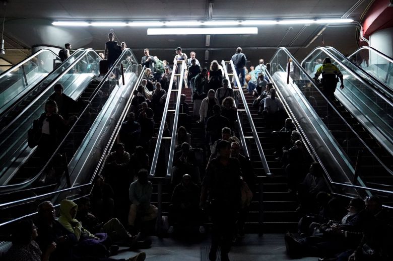 에스컬레이터 중단 - 지난 28일 스페인·포르투갈 정전 사태로 많은 사람이 불편을 겪었다. 스페인 마드리드 지하철이 정전돼 불이 꺼진 역사에서 열차를 기다리는 시민들의 모습. /로이터 연합뉴스