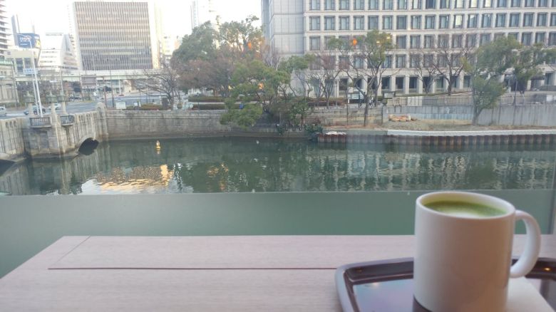 2018년 12월 31일 당시 살던 일본 도쿄에서 야간 버스를 타고 오사카에 갔다. 타자마자 곯아떨어져 버스에서 찍은 사진은 없다. 2019년 1월 1일 오전 7시 오사카 토사호리강이 보이는 카페에서 말차 라떼를 마셨다./방구석=김동현 기자