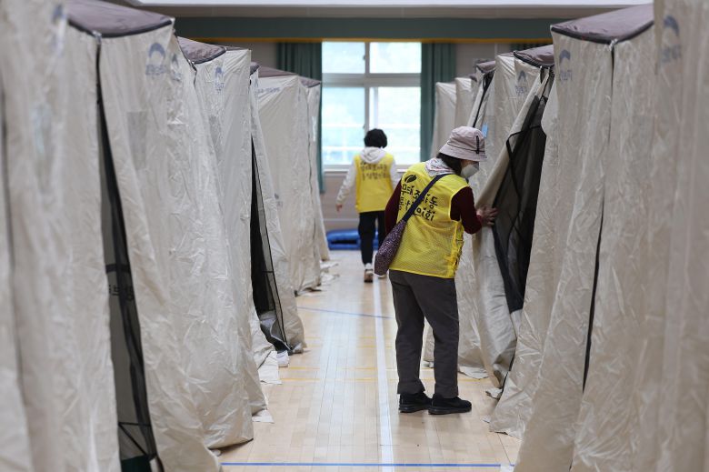 1일 오전 대구 북구 동변중학교에 마련된 산불 대피소에서 자원봉사자들이 산불이 잦아들며 대피했던 주민들이 떠난 텐트를 살펴보고 있다./연합뉴스