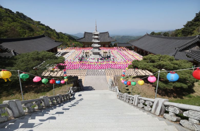 축서사 대웅전 앞에서 바라본 풍경. 1200m 문수산 중턱 800m 높이에 세워진 축서사는 영주 부석사 무량수전 앞에서 보는 풍경 못지 않은 시원한 조망이 일품이다. /신현종 기자