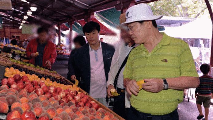 이재명 더불어민주당 대표가 대장동 사업 실무자였던 고(故) 김문기 전 성남도시개발공사 개발1처장을 모른다는 입장을 고수하고 있는 가운데, 두 사람이 함께 찍힌 사진이 24일 추가로 공개됐다./이기인 개혁신당 최고위원 제공