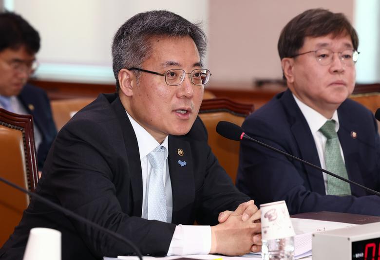 김석우 법무부 차관이 2일 오전 서울 여의도 국회에서 열린 법제사법위원회 전체회의에서 의원 질의에 답변하고 있다. /뉴스1