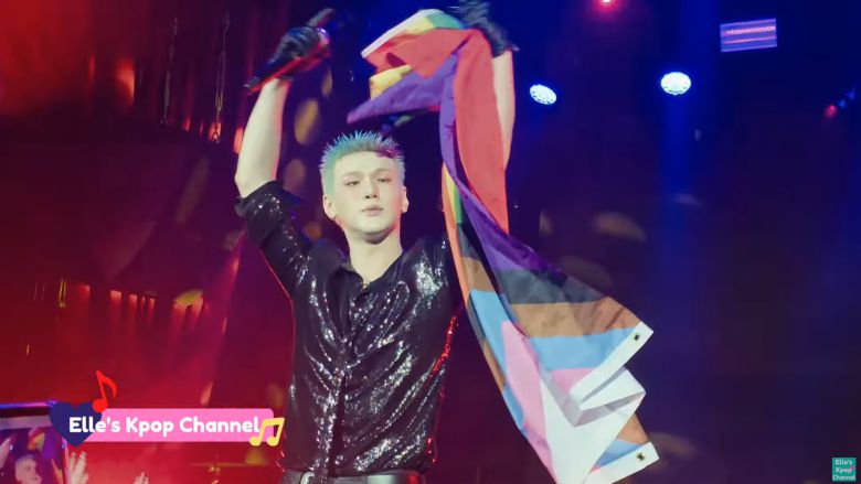 지난달 K팝그룹 ‘저스트비’의 배인이 LA공연 중 성소수자를 상징하는 무지개 깃발을 들고 커밍아웃 하는 모습. 실제 성소수자의 커밍아웃은 여러 사회적 관계의 단절을 무릅쓰고 이루어진다./유튜브