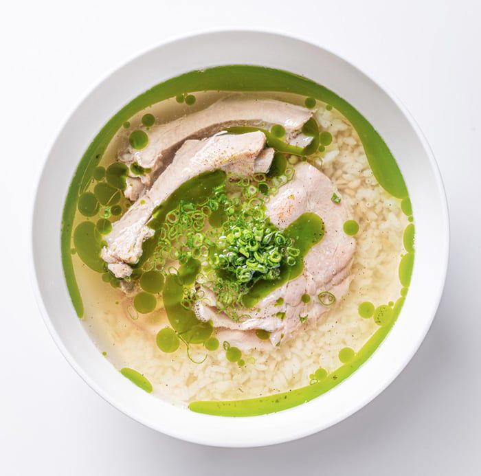서울 북촌 안암의 돼지국밥. 비름나물·케일 등으로 만든 초록빛 오일을 둘러 준다. /업체 제공