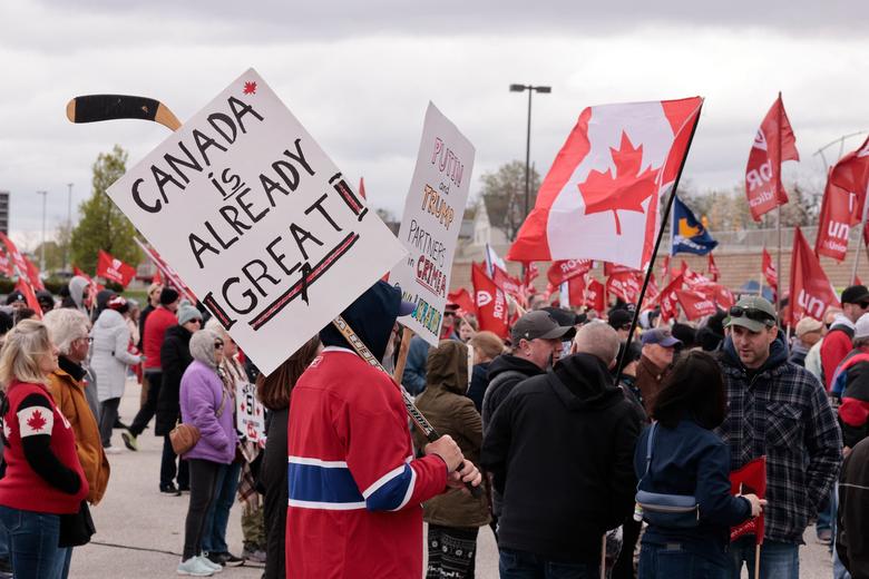 지난달 26일 캐나다 온타리오주에서 미국의 관세 부과에 항의하는 시위대가 캐나다 국기와 피켓을 들고 행진하고 있다. /AFP연합뉴스