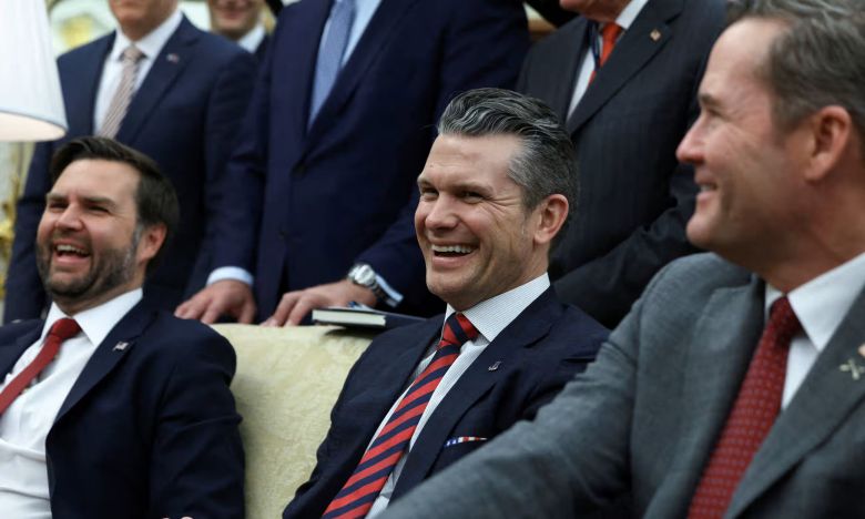 기자가 실수로 초대된 줄도 모르고, 3월15일의 예멘 후티 세력에 대한 공격을 일반 메신저 앱의 채팅방에서 논의했던 미국 안보의 최고 책임자들. 왼쪽부터 J D 밴스 부통령, 피트 헤그세스 국방장관, 마이크 왈츠 백악관 국가안보보좌관./로이터 연합뉴스