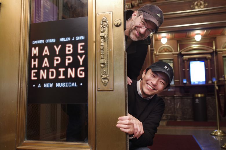 2024년 제18회 차범석희곡상 뮤지컬 대본 부문 수상작 '일 테노레'의 박천휴, 윌 애런슨. '윌 휴 콤비'로 불린다. 지난해 10월말 '어쩌면 해피엔딩'의 미국 버전 공연 프리뷰가 진행 중인 뉴욕 브로드웨이 벨라스코 극장 앞에서. /뉴욕=이태훈 기자