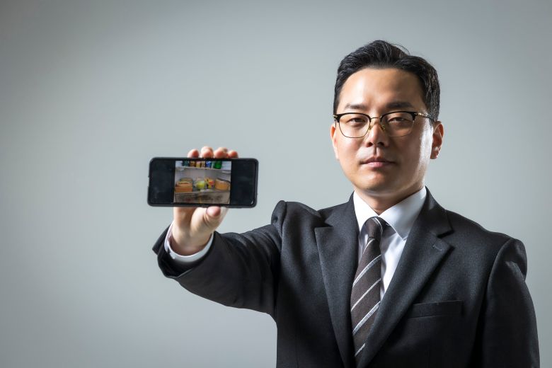 이재명 전 경기도지사와 부인 김혜경씨의 법인카드(법카) 불법 사용과 불법 의전을 고발한 조명현씨가 2021년 경기도지사 공관에서 촬영한 사진을 보여주고 있다. 냉장고 안에 모닝 샌드위치 3종 세트가 들어 있다. 그는 “경기도 법카를 마르고 닳도록 긁었다”고 했다. /이신영 영상미디어 기자