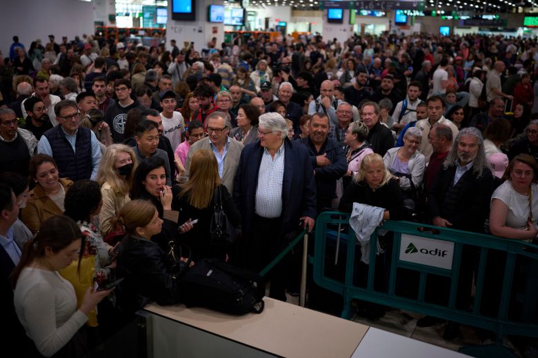 지난달 29일 정전으로 열차 운행이 멈추자 스페인 바르셀로나의 한 기차역 안내 데스크에 모여든 승객들. /AP 연합뉴스