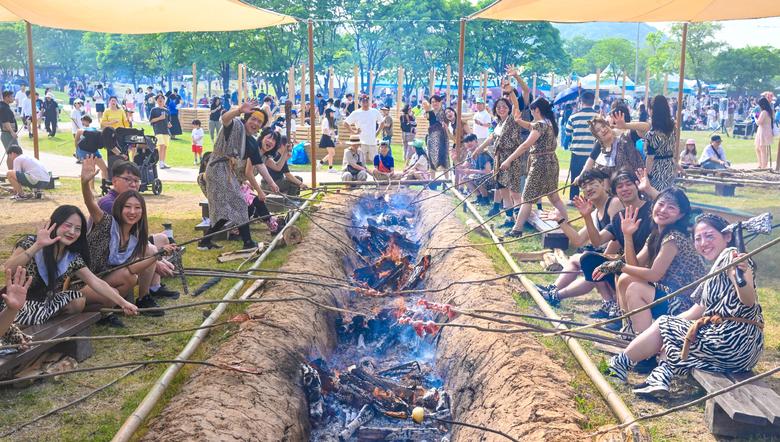 '구석기 축제'에선 구석기 패션쇼와 공연, 먹을 거리들이 기다린다. 사진은 '연천 구석기 축제'의 '구석기 바비큐'. / 연천군