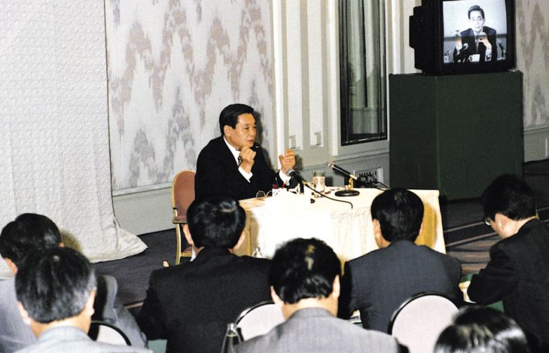 신경영을 선언한 1993년 6월 독일 프랑크푸르트에서 임직원 간담회를 진행 중인 이건희 선대회장. /삼성전자