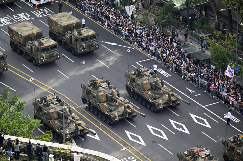 시가지 행진하는 K-9 자주포./연합뉴스