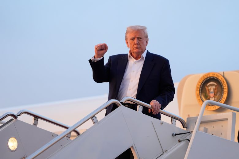 도널드 트럼프 미국 대통령이 4일 메릴랜드주 앤드루스 공군 기지에 도착해 손을 흔들고 있다. /AP 연합뉴스