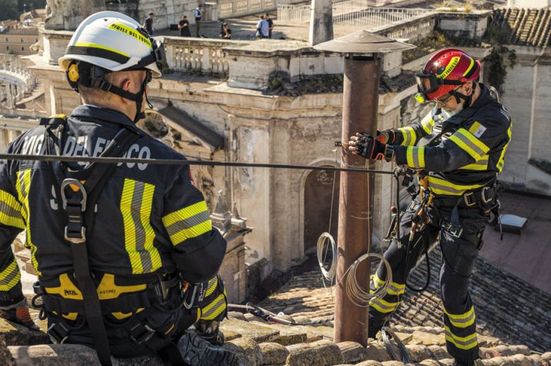콘클라베 굴뚝 설치 - 7일 콘클라베에서 교황이 선출되면 흰 연기가 나온다. /AP 연합뉴스