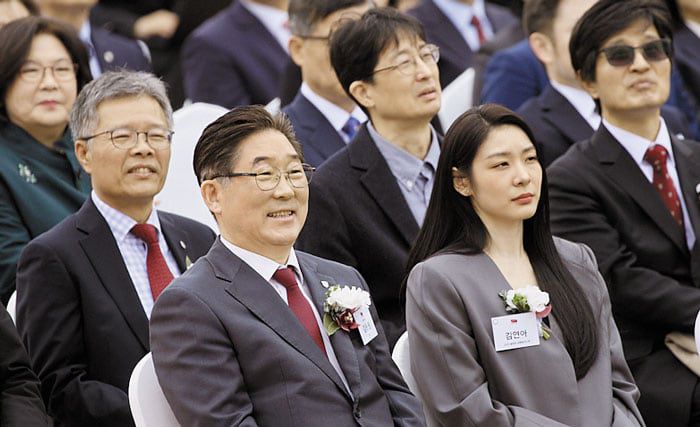 5일 서울 성북구 고려대 중앙광장에서 고려대 개교 120주년 기념식이 열렸다. 앞줄 왼쪽부터 김동원 고려대 총장과 '피겨 여왕' 김연아. /고려대