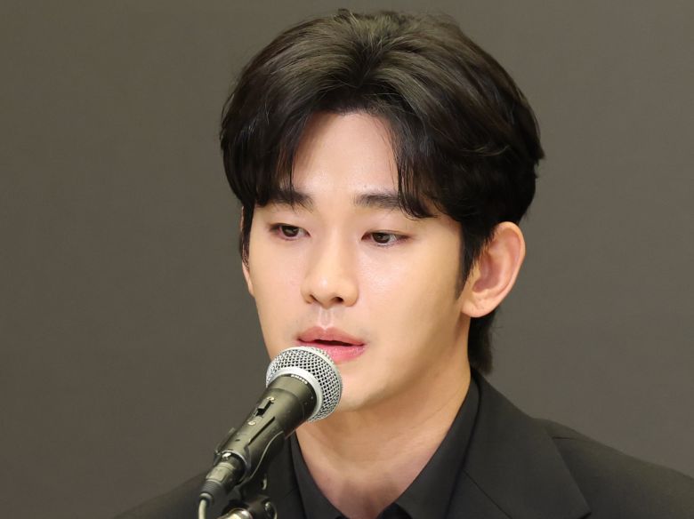 배우 김수현이 지난 3월 31일 오후 서울 마포구 스탠포트호텔에서 긴급 기자회견을 열고 고(故) 김새론이 미성년자일 때부터 교제했다는 의혹을 비롯한 각종 논란에 대해 입장을 밝히고 있다. /뉴스1