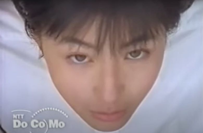중학교 3학년이었던 1996년 일본 이동통신사 도코모 광고에 출연한 히로스에 료코. 이 광고로 그는 일약 스타덤에 올랐다./유튜브