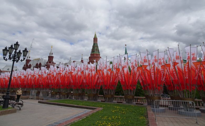 6일(현지시각) 러시아 모스크바 붉은광장 인근에 제2차 세계대전 승리 기념일(전승절) 80주년을 맞아 설치된 '승리'(포베다) 깃발 장식들. /연합뉴스