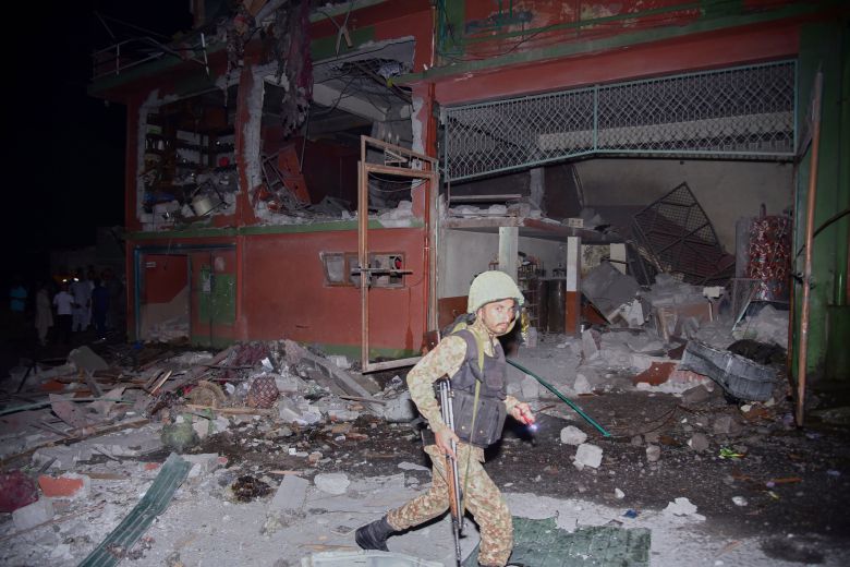 7일 파키스탄이 통제하는 카슈미르의 수도 무자파라바드 근처에서 인도 미사일 공격으로 추정되는 공격으로 손상된 건물을 군인이 검사하고 있다. /AP 연합뉴스