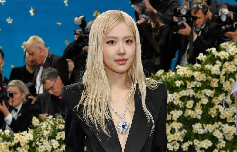 2025 멧 갈라에서 생로랑 정장에 티파니 하이 주얼리로 포인트를 준 로제. /AP 연합뉴스