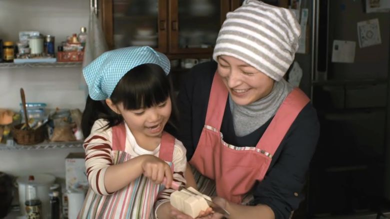 2015년 개봉한 영화 '하나와미소시루'에서 자상한 엄마역을 맡은 히로스에 료코(오른쪽)/유튜브